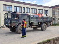 Anlieferung Öl-Wasser-Gemsich in IBC-Behältern durch LKW der Bundeswehr