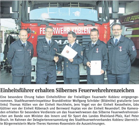 Einheitsführer erhalten silbernes Feuerwehrehrenzeichen